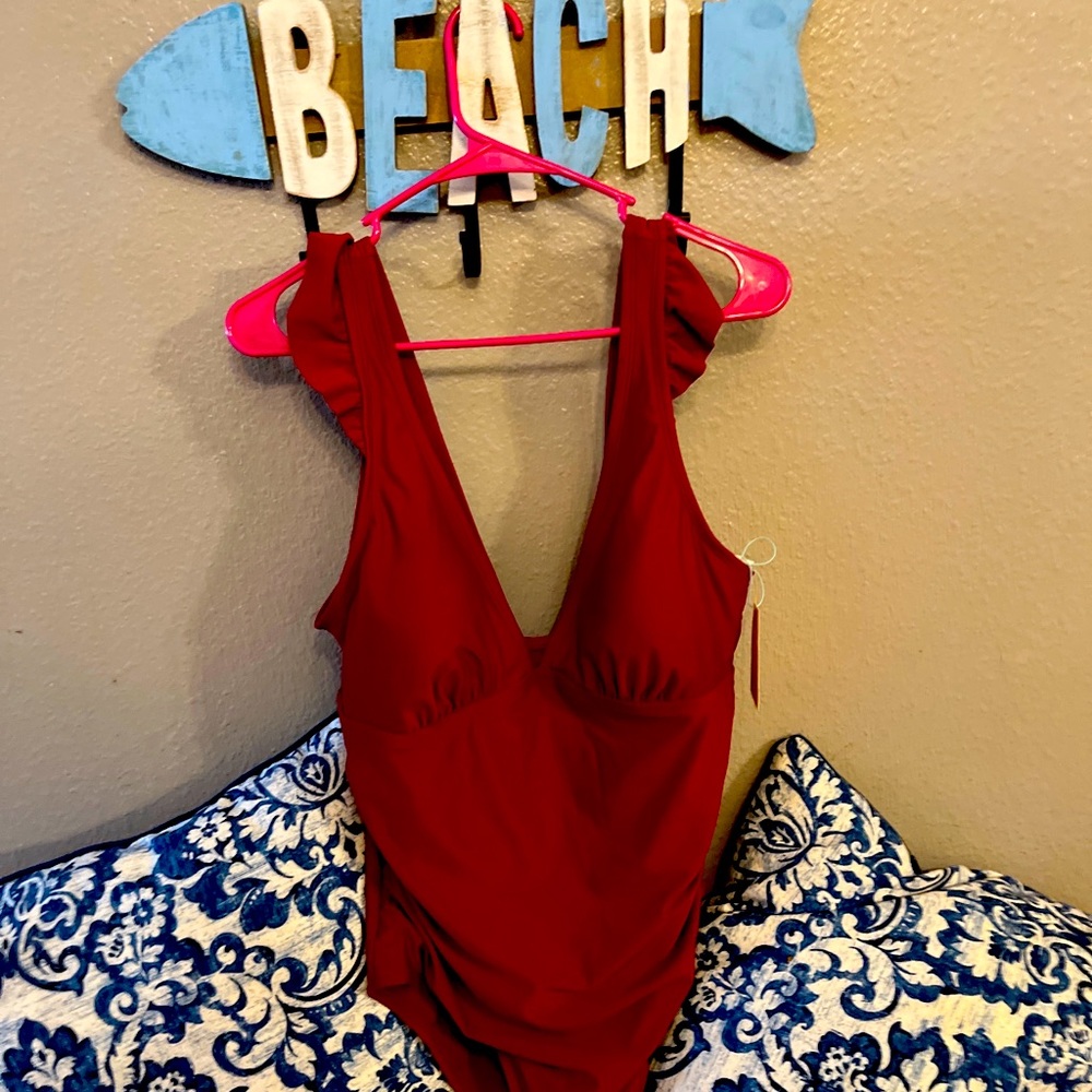 Bathing suit new with tags 2X. Plus size with waist control.